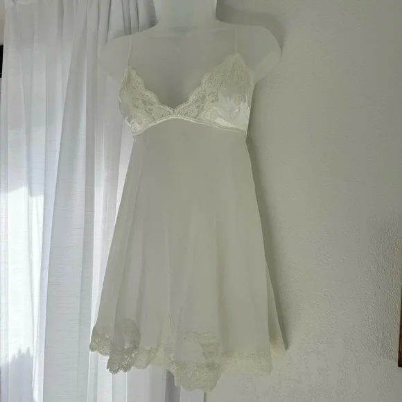 Vintage Victoria's Secret Ivory Chemise with Floral Lace Detailing lingerie - Picture 1 of 10